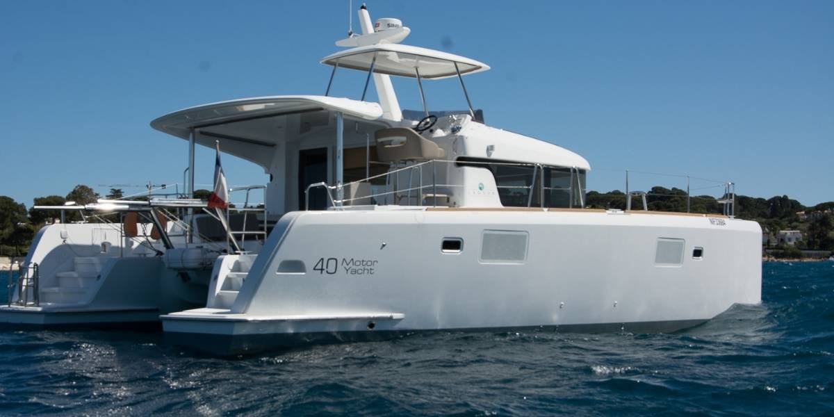 Stern swim platform for swimming off the Cannes coastline catamaran